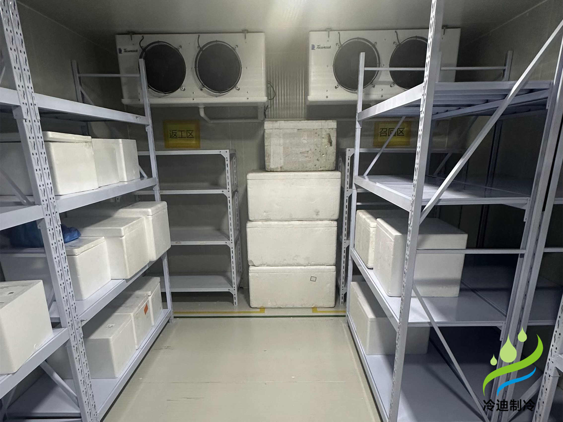 花3萬元可以建造20-30平方的果蔬保鮮冷庫，10-20平方的-18℃冷凍庫，10-30平方的食品恒溫冷庫，20立方標(biāo)準(zhǔn)醫(yī)藥冷庫。配置采用六面體設(shè)計，聚氨酯保溫板搭建庫體，內(nèi)置吊頂式冷風(fēng)機(jī)，搭配艾默生谷輪機(jī)組，新亞洲智能節(jié)能電控箱，手動半埋門，搭配風(fēng)幕機(jī)，此類配置是比較常見，也是較為穩(wěn)定的，小型冷庫可以訂制移動款，集裝箱或活動式，全國乃至國外均可發(fā)貨。